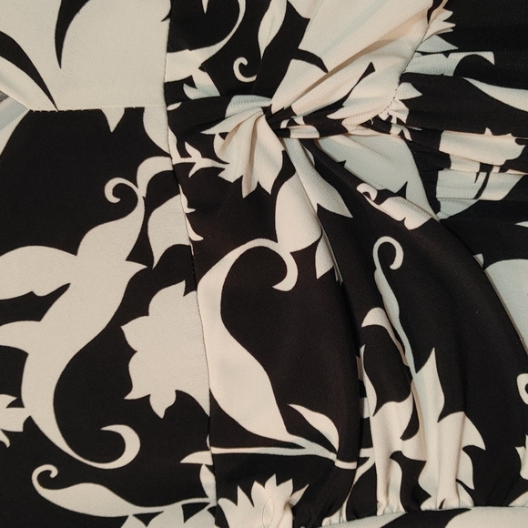 SUSHIFLOWER Black and White Stretchy Floral Flowy Knee Length Dress - Picture 3 of 5